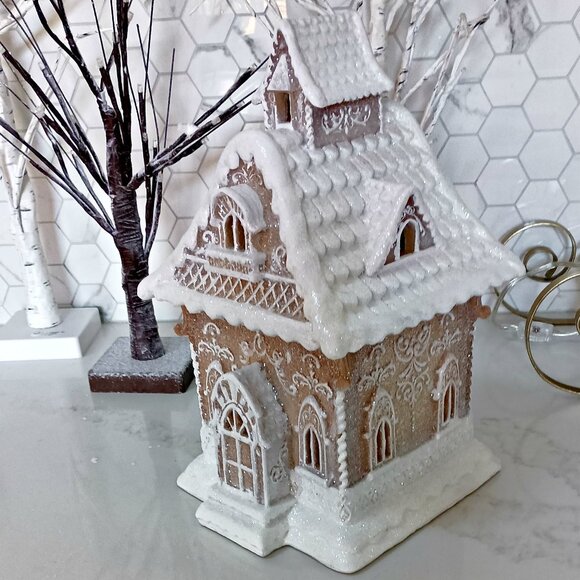 NEW! EXQUISITE LARGE LIGHT UP GINGERBREAD HOUSE DECOR - Picture 4 of 6